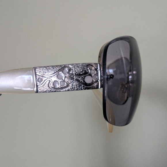 Kenzie Lexie Gray Silver Sunglasses - Picture 6 of 9